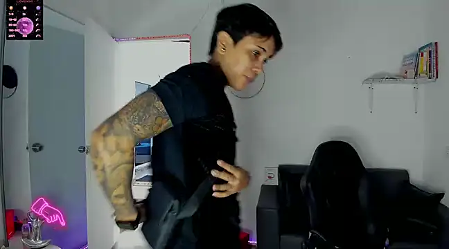 Snapshot of ZhoeStrong chatting on 01.08.25 ZhoeStrong online show from 01.08.25