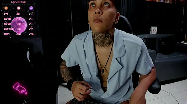 Snapshot of ZhoeStrong chatting on 02.08.25 ZhoeStrong online show from 02.08.25