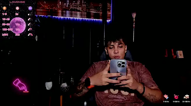 Snapshot of ZhoeStrong chatting on 02.26.25 ZhoeStrong online show from 02.26.25