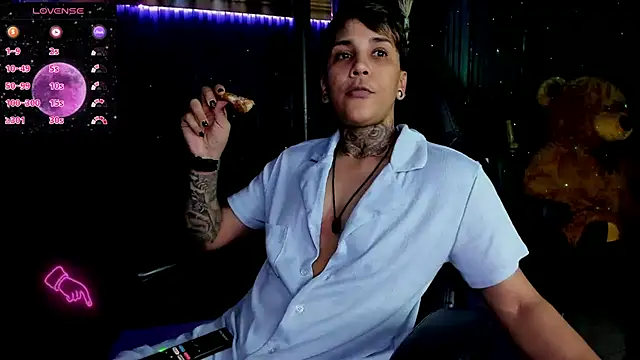 Snapshot of ZhoeStrong chatting on 03.11.25 ZhoeStrong online show from 03.11.25