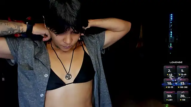 Snapshot of ZhoeStrong chatting on 09.18.25 ZhoeStrong online show from 09.18.25