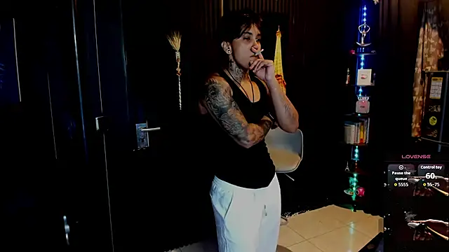 Snapshot of ZhoeStrong chatting on 10.05.25 ZhoeStrong online show from 10.05.25