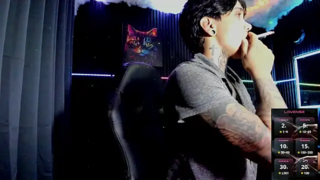 Snapshot of ZhoeStrong chatting on 11.09.25 ZhoeStrong online show from 11.09.25