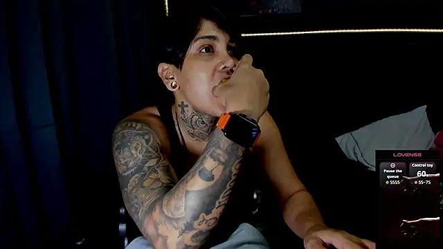 Snapshot of ZhoeStrong chatting on 11.13.25 ZhoeStrong online show from 11.13.25