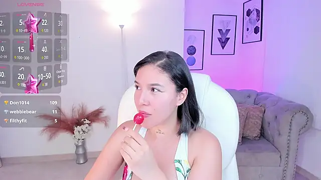 Snapshot of kendaall_jenner_ chatting on 12.13.24 kendaall jenner online show from 12.13.24