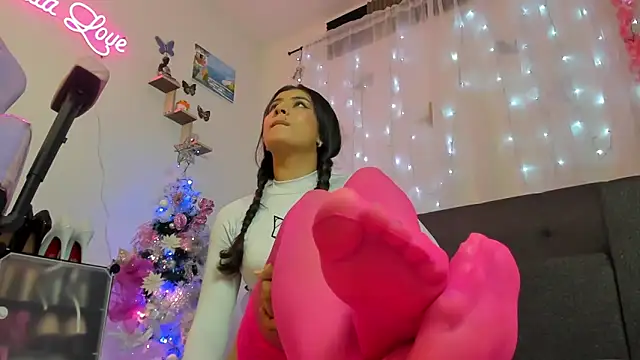 Alaia Love77 online show from 12.16.24