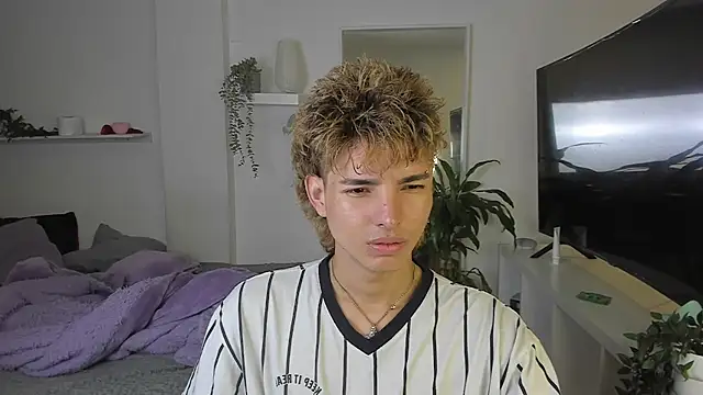 santy-kitty online show from 10.28.25