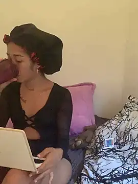 Snapshot of Marielasanchez chatting on 02.25.25 Marielasanchez online show from 02.25.25