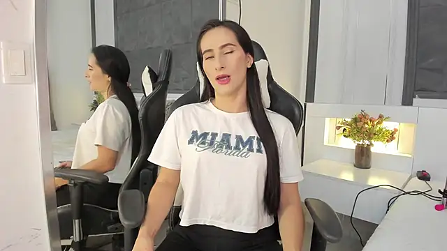 SaraGomez1 online show from 10.16.25