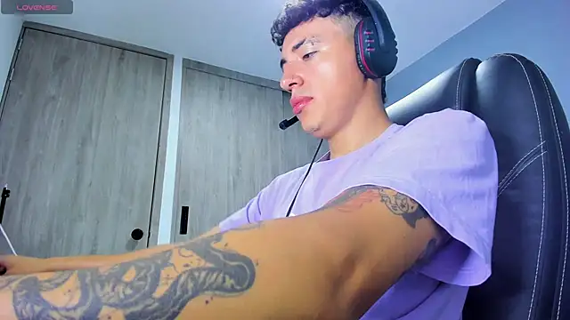 Snapshot of Lobo_17_ chatting on 06.03.26 Lobo 17 online show from 06.03.26