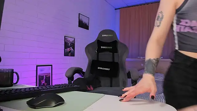 Snapshot of AphexQueen chatting on 11.07.25 AphexQueen online show from 11.07.25