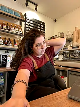 Snapshot of cinnabon_ chatting on 10.01.25 cinnabon online show from 10.01.25