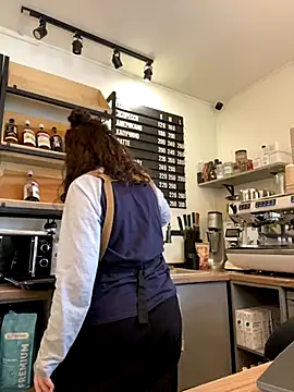 Snapshot of cinnabon_ chatting on 10.04.25 cinnabon online show from 10.04.25