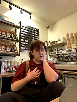 Snapshot of cinnabon_ chatting on 10.27.25 cinnabon online show from 10.27.25