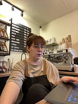 Snapshot of cinnabon_ chatting on 11.08.25 cinnabon online show from 11.08.25