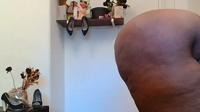 Snapshot of xTALLSEXYBUMx chatting on 09.17.25 xTALLSEXYBUMx online show from 09.17.25