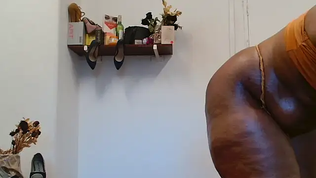 Snapshot of xTALLSEXYBUMx chatting on 10.10.25 xTALLSEXYBUMx online show from 10.10.25