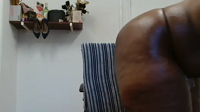 Snapshot of xTALLSEXYBUMx chatting on 10.14.25 xTALLSEXYBUMx online show from 10.14.25