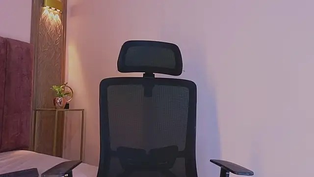 Snapshot of Emy_leon chatting on 11.11.25 Emy leon online show from 11.11.25