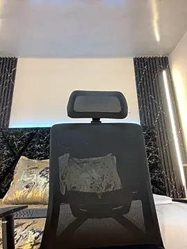 Snapshot of Emy_leon chatting on 11.23.25 Emy leon online show from 11.23.25