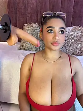 Snapshot of Emy_leon chatting on 02.13.26 Emy leon online show from 02.13.26