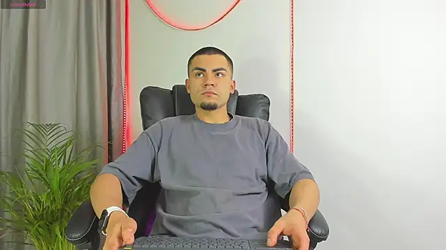 Snapshot of kalivan_voinesscu chatting on 10.13.25 kalivan voinesscu online show from 10.13.25