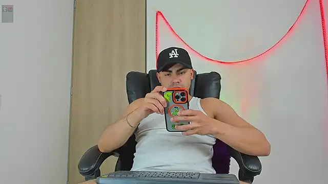 Snapshot of kalivan_voinesscu chatting on 06.18.26 kalivan voinesscu online show from 06.18.26