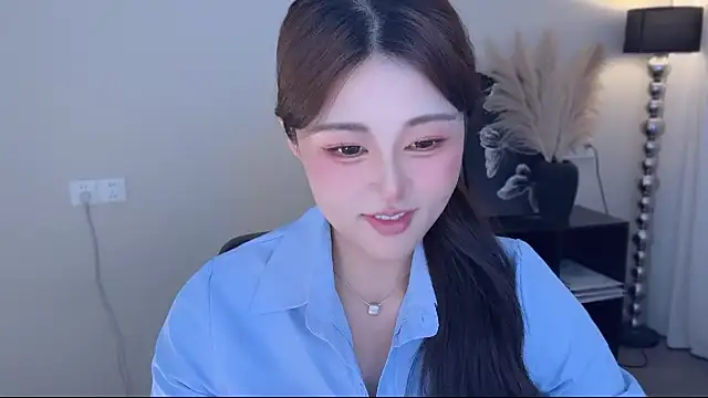 Strawberrybabyy1 online show from 10.28.25