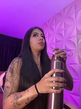 Snapshot of NattGomez chatting on 09.25.25 NattGomez online show from 09.25.25