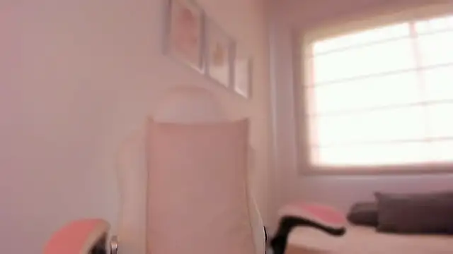 Snapshot of valeriaU chatting on 10.20.25 valeriaU online show from 10.20.25