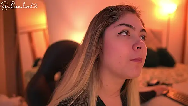 Snapshot of Lau_Bee chatting on 10.07.25 Lau Bee online show from 10.07.25