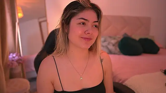 Snapshot of Lau_Bee chatting on 10.14.25 Lau Bee online show from 10.14.25