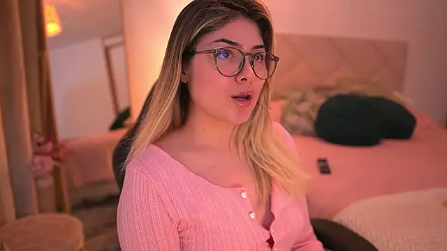 Snapshot of Lau_Bee chatting on 10.18.25 Lau Bee online show from 10.18.25