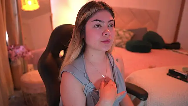 Snapshot of Lau_Bee chatting on 10.19.25 Lau Bee online show from 10.19.25