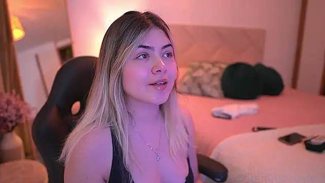 Snapshot of Lau_Bee chatting on 10.21.25 Lau Bee online show from 10.21.25