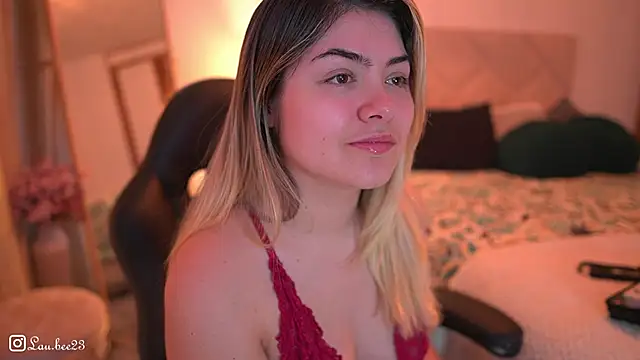 Snapshot of Lau_Bee chatting on 10.25.25 Lau Bee online show from 10.25.25