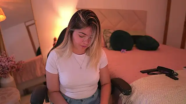 Snapshot of Lau_Bee chatting on 11.10.25 Lau Bee online show from 11.10.25