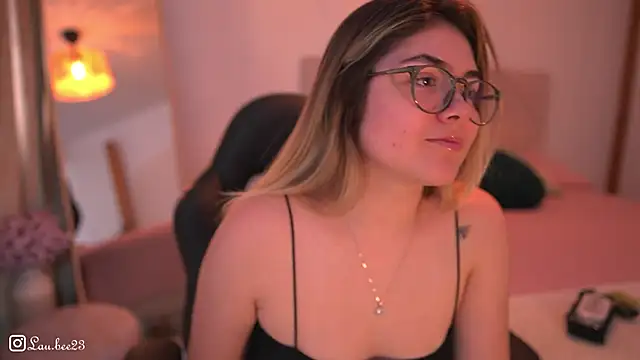 Snapshot of Lau_Bee chatting on 11.12.25 Lau Bee online show from 11.12.25