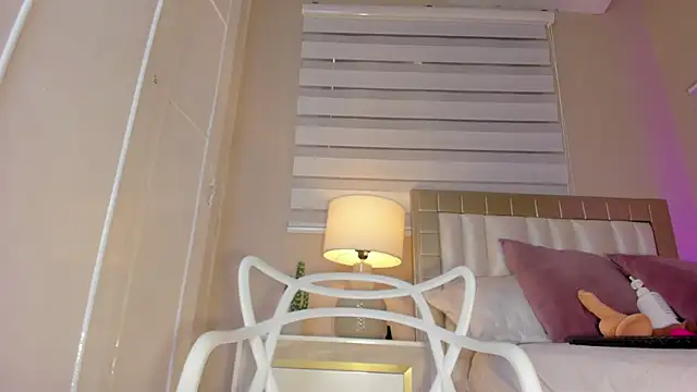 Snapshot of zoe_sky_ chatting on 02.04.25 zoe sky online show from 02.04.25