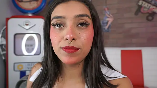 Snapshot of miss_collins chatting on 05.21.26 miss collins online show from 05.21.26