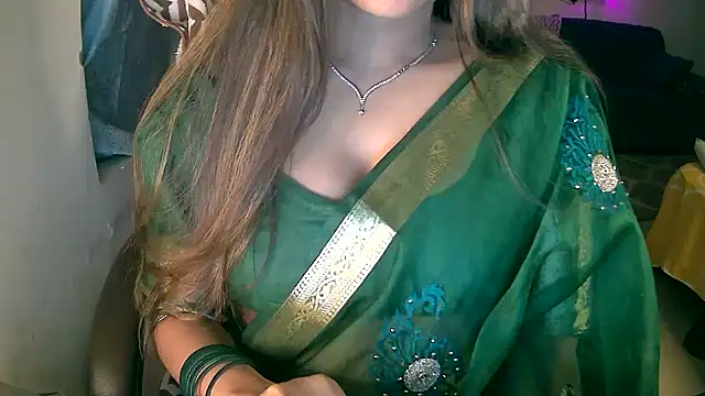 Snapshot of Cute-Tara chatting on 10.05.25 Cute-Tara online show from 10.05.25