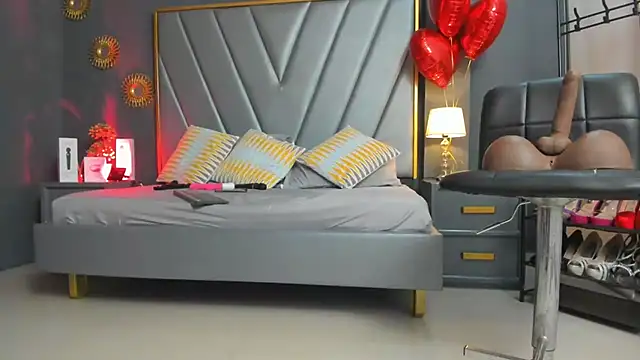 Laurenwells  online show from 02.15.25