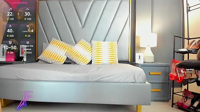 Laurenwells  online show from 09.13.25