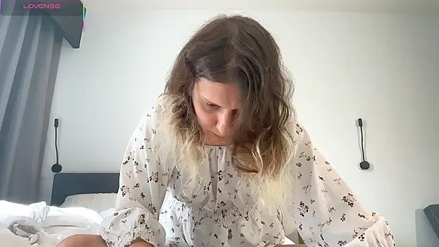 Snapshot of Alice_Pinkhead chatting on 10.09.25 Alice Pinkhead online show from 10.09.25