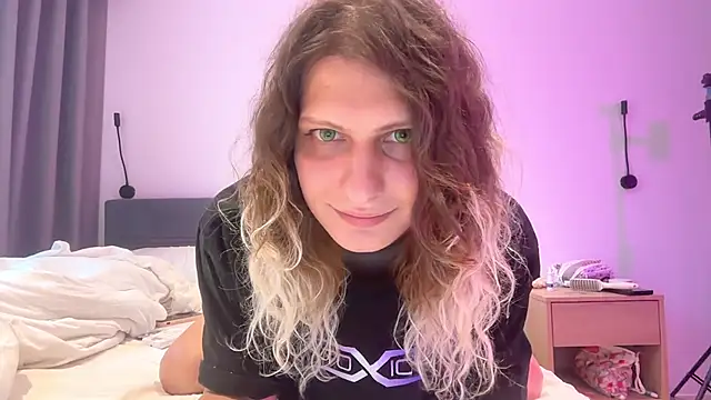 Snapshot of Alice_Pinkhead chatting on 10.16.25 Alice Pinkhead online show from 10.16.25