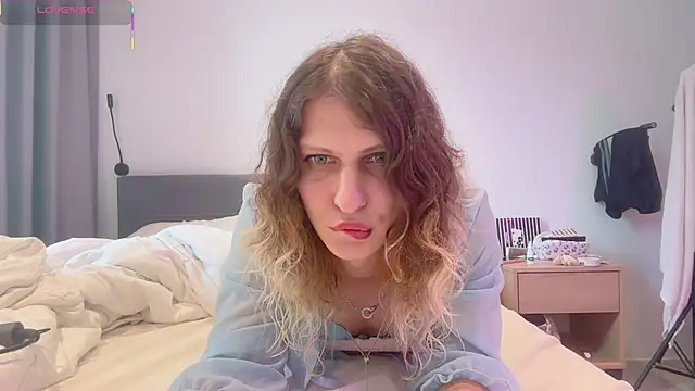 Snapshot of Alice_Pinkhead chatting on 11.04.25 Alice Pinkhead online show from 11.04.25