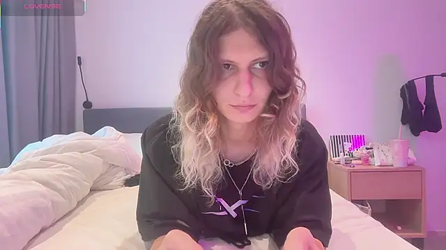 Snapshot of Alice_Pinkhead chatting on 11.06.25 Alice Pinkhead online show from 11.06.25