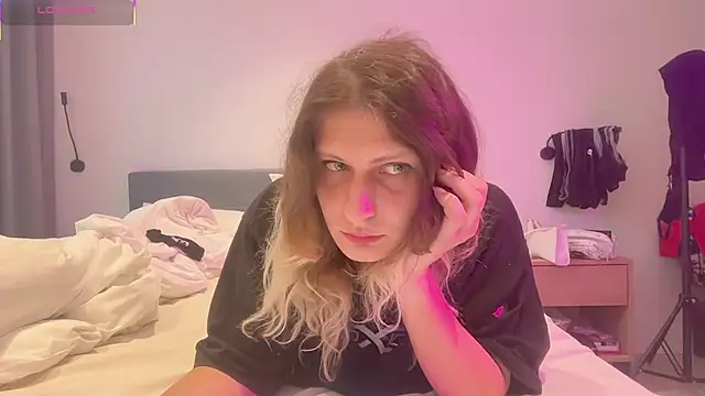 Snapshot of Alice_Pinkhead chatting on 11.10.25 Alice Pinkhead online show from 11.10.25