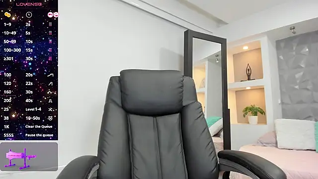 Snapshot of elisa_collins chatting on 12.23.24 elisa collins online show from 12.23.24