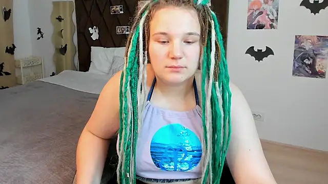 Snapshot of GloriaHylivi chatting on 12.21.24 GloriaHylivi online show from 12.21.24